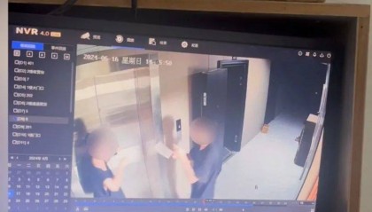 19岁男子入室行凶后淡定点外卖！36岁妈妈为保护女儿被劫匪勒至昏死