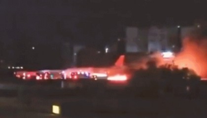 一客机降落土耳其机场后起火 近百名人员被疏散 现场视频→