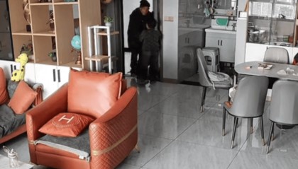 爸妈不在家7岁男孩独自招待外公，拿自己最爱吃的招待，还叮嘱外公回家路上小心