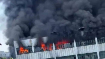 福建晋江一鞋厂发生火灾，造成重大人员伤亡，消防人员：起火厂房的楼道内堆放了大量杂物，给救援工作造成了阻碍