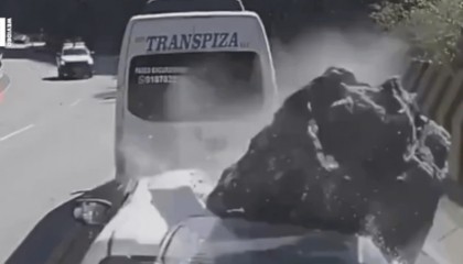 秘鲁巨石砸翻汽车，3名中国人不幸遇难