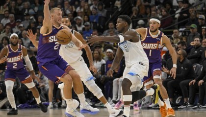 爱德华兹24+6布克空砍44分 兰德尔绝杀森林狼胜太阳