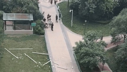 西安通报“水管高空坠落砸中婴儿车”:疑因大风吹落导致,受伤婴儿仍在救治中