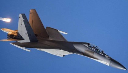 央视一幕泄露天机，歼16挂载霹雳10升空：解放军在南海打法变了