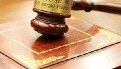 再婚男子向前妻儿子转账300万被现任起诉，法院判返还100万，律师解读