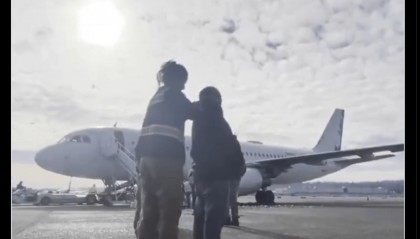 白宫发布非法移民戴镣铐登机视频引争议，有网友不满：把驱逐变成丑剧太可鄙