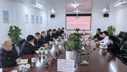 重庆市秀山县委副书记、县长谭雪峰莅临重庆红日康仁堂药业有限公司座谈调研