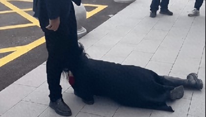 江苏一女子替丈夫讨要18万欠薪，匍匐在地抱住公司男子腿痛哭，当地派出所介入调查