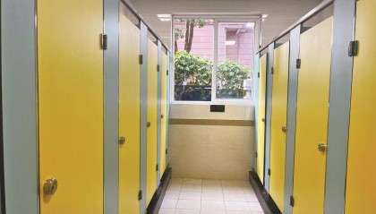 小学生不爱在学校上厕所 家长、学校如何引导?