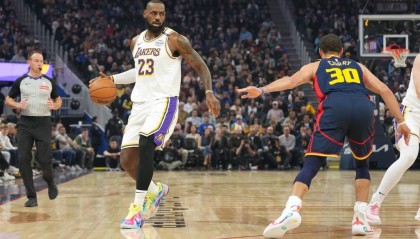 詹姆斯25+12库里仅得13分 浓眉36+13湖人轻取勇士