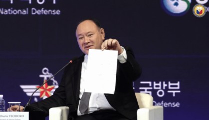 作秀！菲防长在首尔借一张纸条大做文章，当众挑衅中国