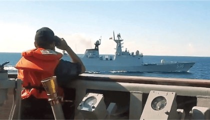 与台军舰最近只有45米!14艘解放军战舰出动,双方互吼“你来啊”