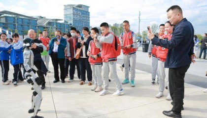 仿生四足机器人、飞行模拟器……好酷的课前预热!35支成都科技团队亮出家底绝活