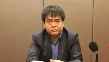 中共中央批准，开除张天峰党籍，他“靠烟吃烟”，将烟草系统组织人事权和业务经营权异化为谋取私利工具，大搞权钱交易