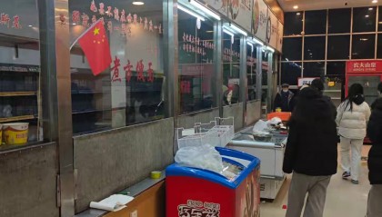 济大学生称超市煮泡面卖10元挤走卖3.5元的食堂老板,学校:已要超市整改,热食商品下架