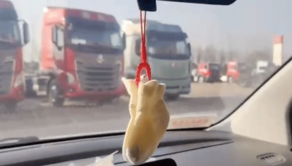 山东济宁爸爸把儿子第一双袜子作车挂：提醒时刻注意安全，有爱我的人在等我回家