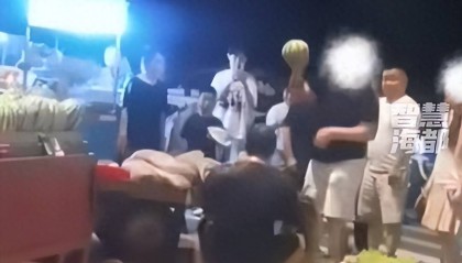 男子拿数个西瓜连砸摊贩头，砸完称“全部给你买了”，警方回应：依法行政拘留并罚款