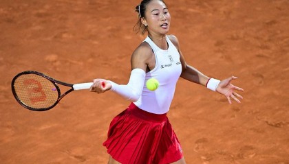 生涯首胜！郑钦文2-0萨巴伦卡 结束六连败晋级罗马站四强