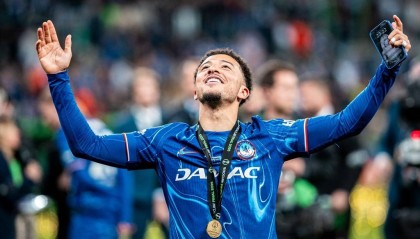 尬!桑乔赛后久久拥抱安东尼 当场打电话:我不回曼联