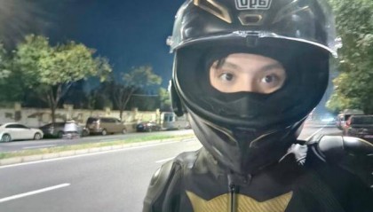 00后艺人被曝骑摩托车撞人,时代峰俊发布声明