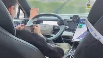 男子花800打顺风车,司机400公里几乎不摸方向盘?
