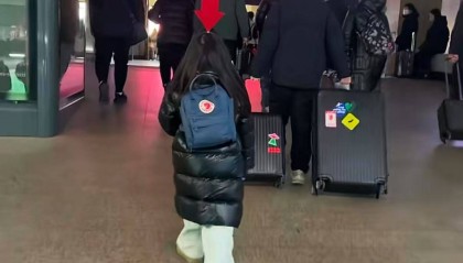 担心女儿“撒手没”，东北爸爸给女儿戴箭头发箍成“显眼包”：这肯定丢不了