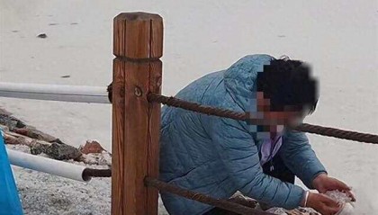 游客将茶卡盐湖铺路盐成袋装走 工作人员:原则上是不允许拿,可凭票免费领