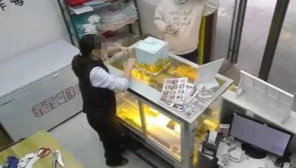 因蛋糕上放鲜花20多家店被同一人举报,商家怀疑职业打假,举报者回应