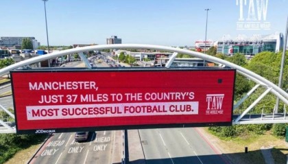 利物浦球迷打广告嘲讽曼联:曼彻斯特距英格兰最成功球队仅37英里