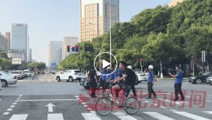 成都一流动商贩因占道经营与城管发生冲突,持菜刀威胁执法人员!工作人员回应:已报警处理