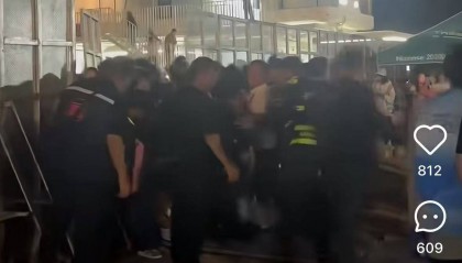 山东日照一音乐节众人强闯围栏冲进场内?网友称“逃票太狠”,当地文旅:多部门已关注