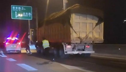 郑州执法人员欲对一货车进行检查,司机跳下高架桥,官方回应