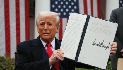 被中方打怕了？赶在中方登机前，特朗普体面认输，北京出现稀客