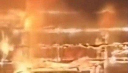 阜阳一4S店凌晨燃起熊熊大火,店方人士:展厅的车都被烧了,原因尚不清楚