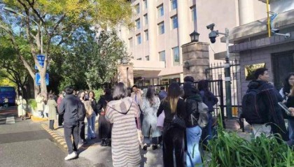 直击国家医保谈判首日“众生相”：162种药品上场参与竞价，谁能笑着走出来