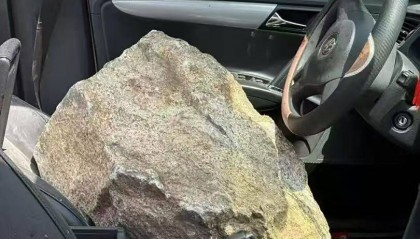 洛阳一家四口自驾遇落石家属索赔超百万遭网暴,律师:能否获赔关键在于这几点
