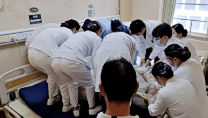 再胖下去人就没了！635斤东北小伙出现呼吸衰竭和多脏器功能不全，重症监护室救治13天后转回普通病房，12位医护花18分钟才将他移上病床