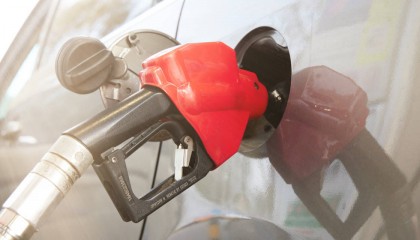 国家发展改革委:4月17日24时起,国内汽、柴油价格每吨分别降低480元和465元