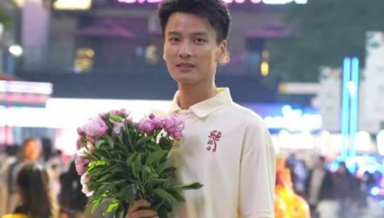 重庆高颜值副镇长助农卖花走红,副镇长称是临时起意摆摊卖花