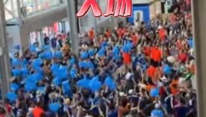 日本球迷挥舞垃圾袋入场，在世界杯赛后捡垃圾，被本国民众批评“出国作秀”：也请捡捡涩谷街头的垃圾吧