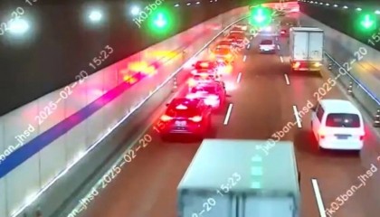 上海隧道内突发多车事故!小轿车刹车不及,连续追尾前方3辆小客车