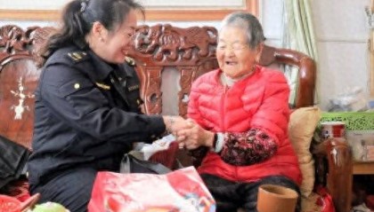 青岛市崂山区王哥庄街道黄泥崖村网格员连续九年自费送元宵