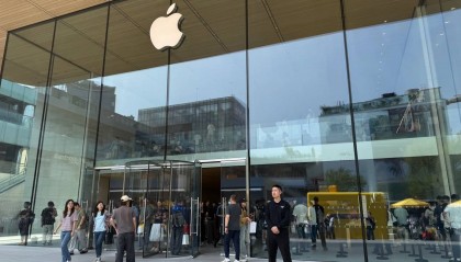 iPhone 18开售首日实探：标准版Pro没人要，Pro Max回收加价400元，黄牛称“到晚上手上囤货兴许得赔”