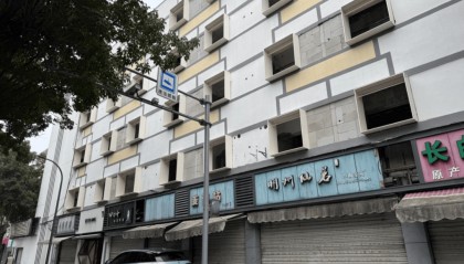 事发宁波市中心!砖块突然从天而降,砸中女子肩部!已发生过多次……太危险了!