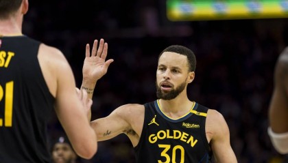 库里遭遇左腿筋一级拉伤 至少缺席接下来三场比赛