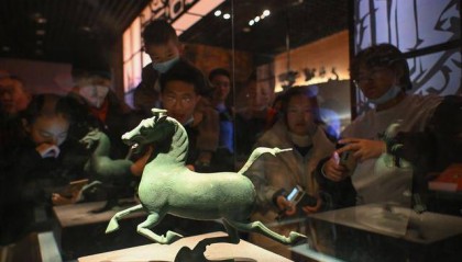 天津博物馆展出近400件(套)秦汉文物