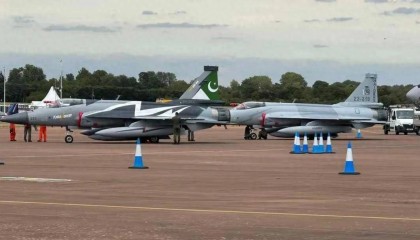 横跨6000千米！“枭龙”带胜利凯旋，降落英国，“阵风”还不配上桌？