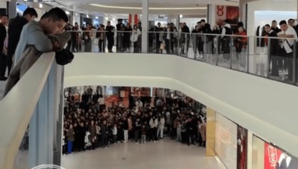 女孩从商场4楼坠亡，警方回应