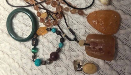 上海一少女为要零花钱，将百万珠宝超低价卖给花鸟市场