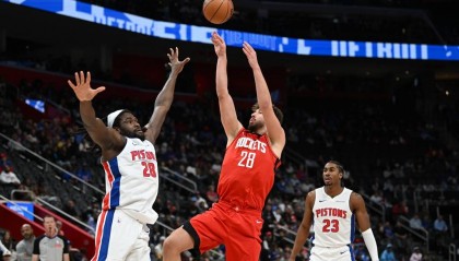 申京27+10坎宁安26分 格林15分火箭险胜活塞